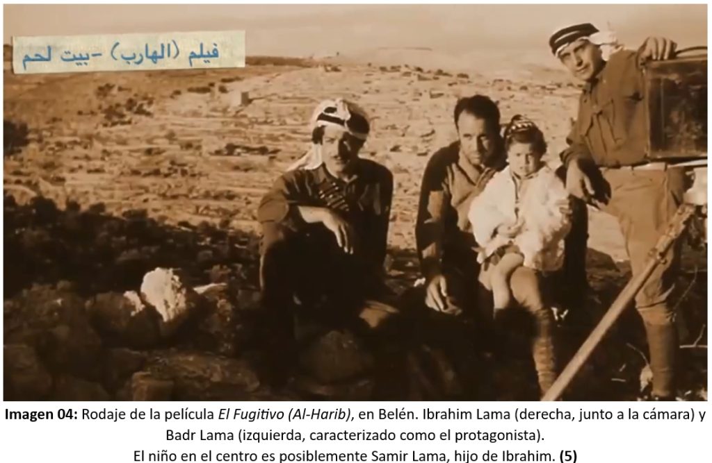 Imagen 04: Rodaje de la película El Fugitivo (Al-Harib), en Belén. Ibrahim Lama (derecha, junto a la cámara) y Badr Lama (izquierda, caracterizado como el protagonista). 
El niño en el centro es posiblemente Samir Lama, hijo de Ibrahim